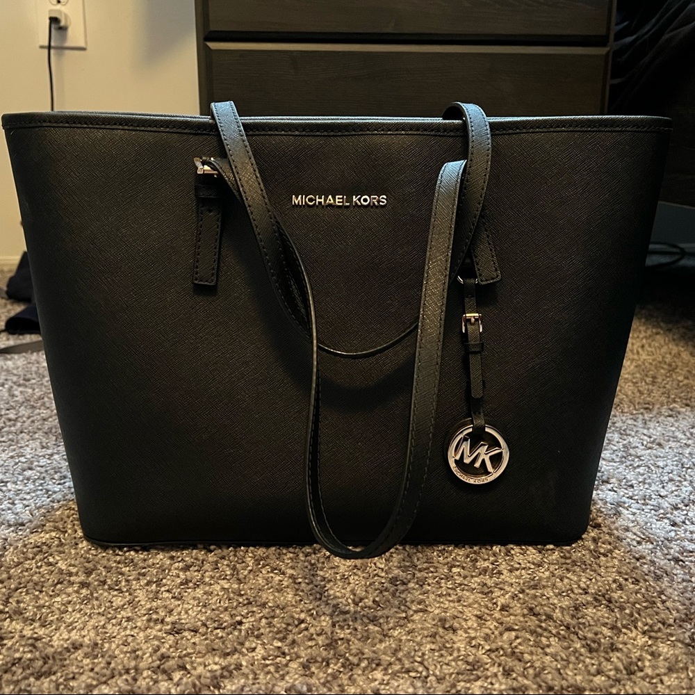 Michael Kors bag! NO FLAWS! beautiful condition. Black ** OBO**